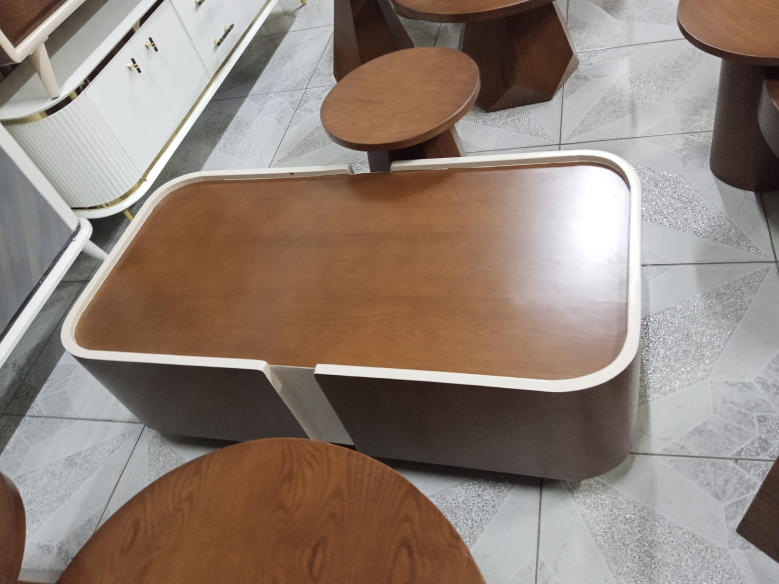 طقم ترابيزات وسط مربعة — الصورة 1