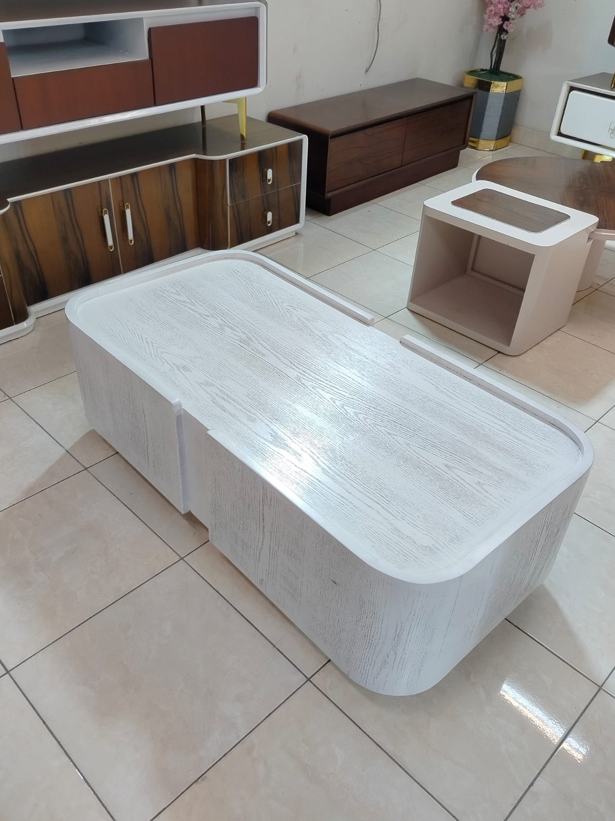 ترابيزة وسط بيضاء رخامية المظهر — الصورة 1