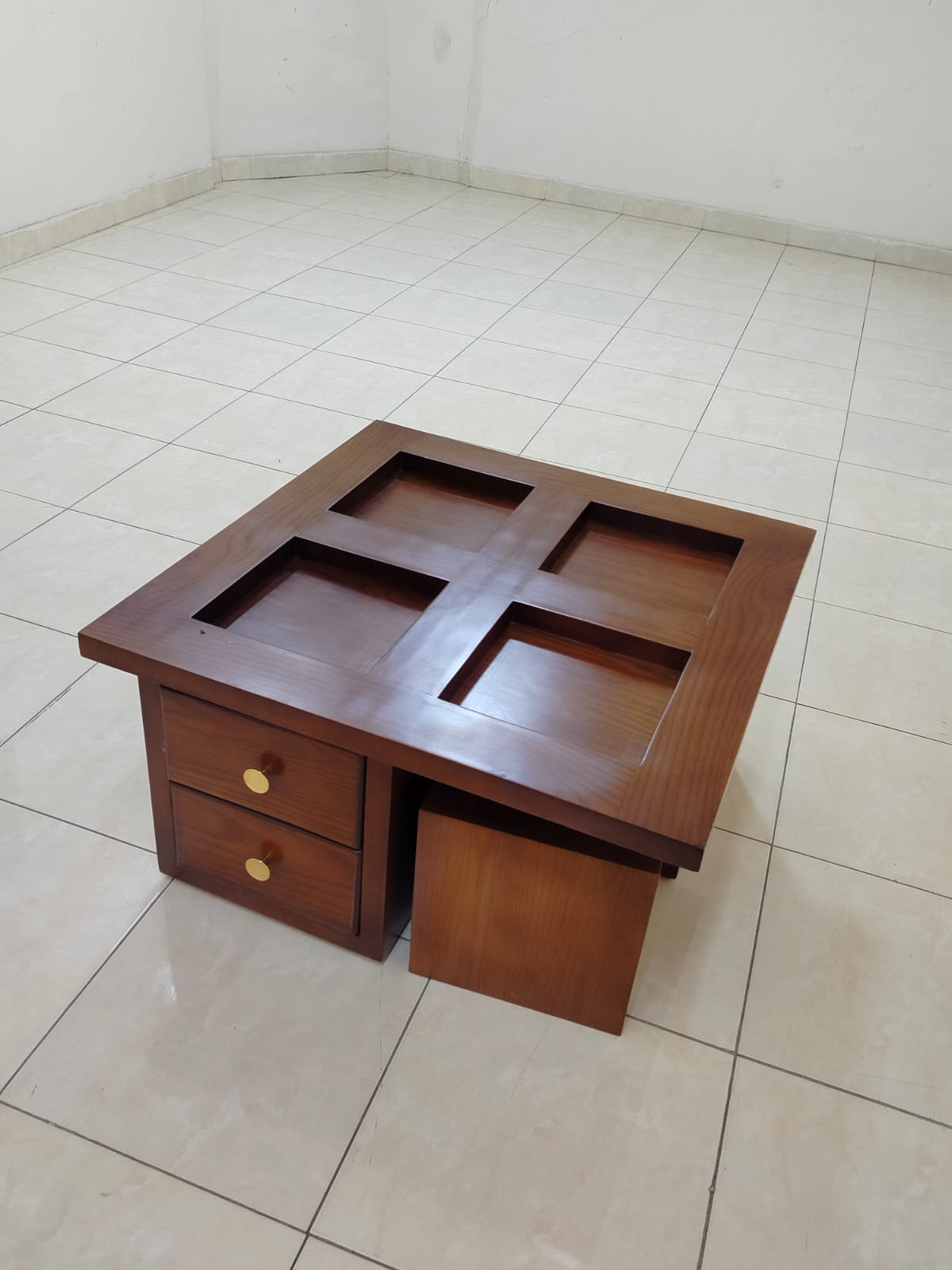 ترابيزة وسط مربعة هندسية — الصورة 1