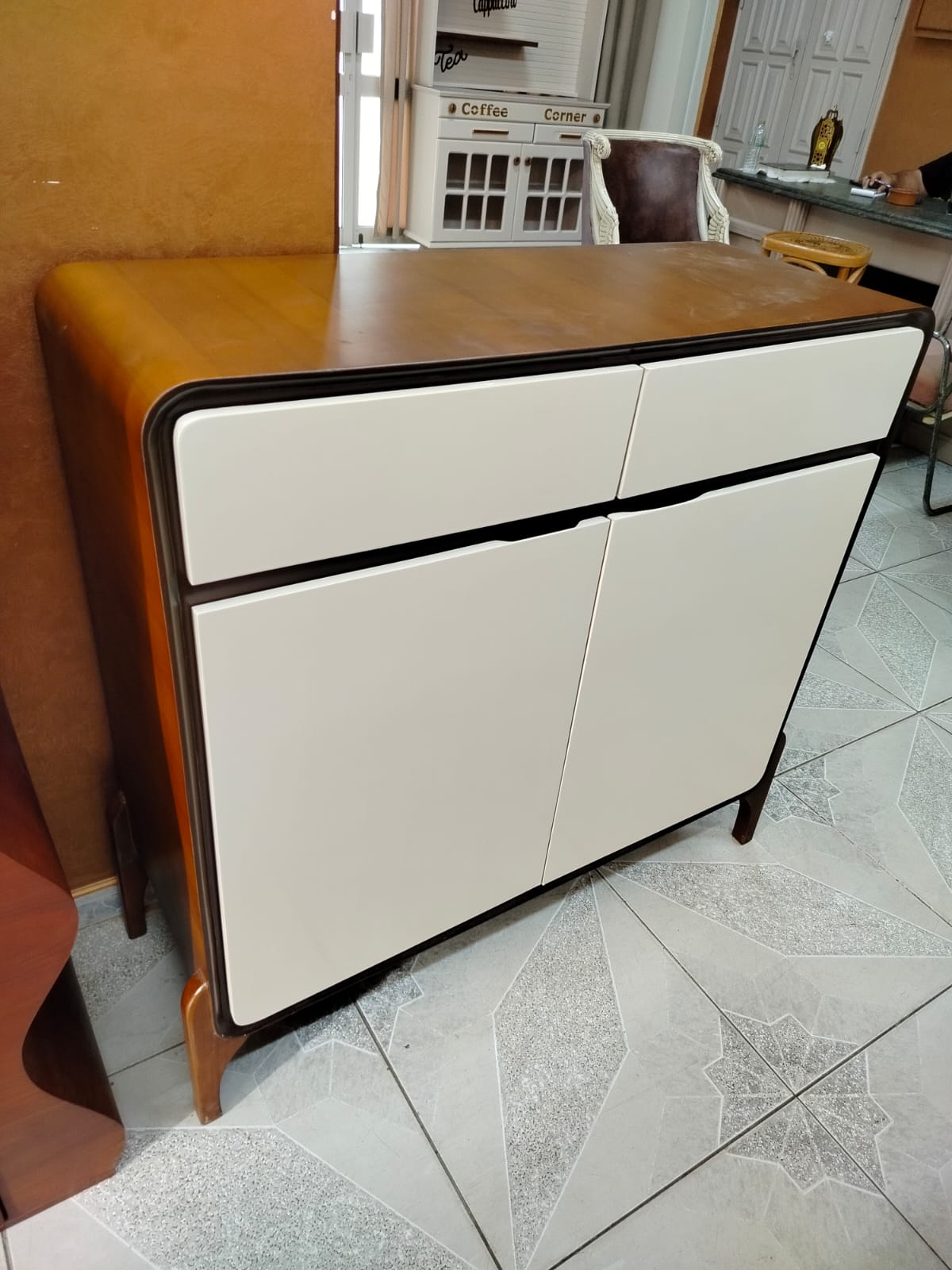 كونسول أبيض بإطار خشبي