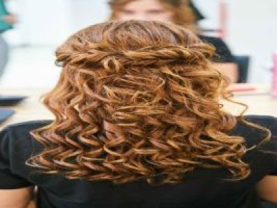 Šviesi plaukų spalva su paryškinimais