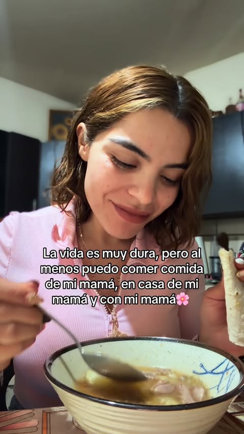 Instagram Reel by @lupitacardozaofficial18, published May 25, 2026. La vida es muy dura, pero al menos puedo comer comida de mi mamá, en casa de mi mamá y con…