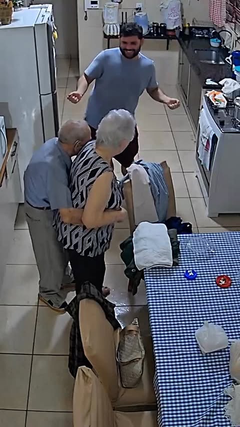 Instagram Reel by @caioeovovoanesio, published May 30, 2026. O amor voltou a aquecer essa casa. Mal chegamos em casa e, do jeito dele, aos trancos, resmungando…