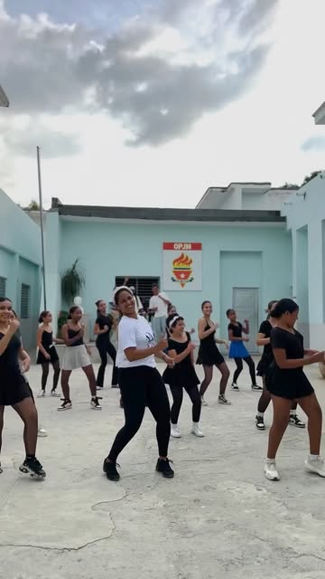 Instagram Reel by @alucidir_dance, published May 13, 2026. La escuela ??? ?Fotografía y Edición?️ »» @jchang_cantante ?Compañia de Baile? »» @alucidir_dance ?C…
