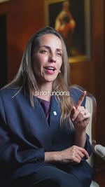 Instagram Reel by @mariluesponda, published May 4, 2026. El jefe impone y controla con miedo. El líder inspira, guía y construye equipos que quieren dar lo mej…
