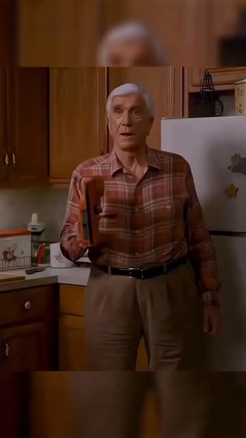 Instagram Reel by @tupeliculaa, published May 15, 2026. Superhéroes: La película (Superhero Movie) Parodia de las películas de superhéroes, como Spiderman, Bat…