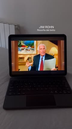 Instagram Reel by @lauratrust_, published May 30, 2026. Y sí, podría. Pero elegí otra cosa. Elegí escuchar a personas que ya están donde quiero estar. Elegí ll…