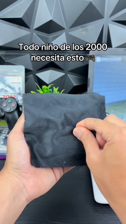 Instagram Reel by @retroostalgia, published May 19, 2026. ? Nostalgia en formato bolsillo. La cartera estilo PlayStation perfecta para quienes nunca superaron…