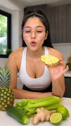 Instagram Reel by @estilo.saludybelleza, published Jun 2, 2026. ¿Tomarías este jugo por 7 días? ??? Piña, pepino, apio, jengibre y limón… la mezcla verde que m…