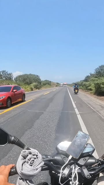 Instagram Reel by @montateenelviaje, published May 24, 2026. Este es el peligro que tenemos los moteros al viajar en moto en carretera.