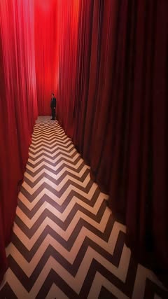 Instagram Reel by @viewsfrance, published Jun 4, 2026. Les ressemblances entre Twin Peaks et Backrooms. De nombreuses scènes du nouveau film A24 Backrooms rapp…
