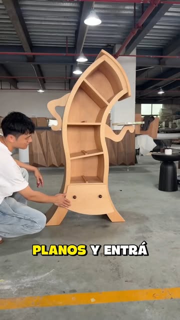Instagram Reel by @mundocarpintero32, published May 14, 2026. “Carpintería desde cero: cómo aprender a crear muebles y trabajos en madera paso a paso, ahorrar…