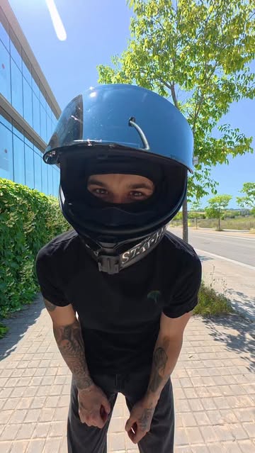 Instagram Reel by @areksanz, published May 30, 2026. Nos teletransportamos juntos a mi moto?? #bikelife #motorcycle #moto #honda #transition