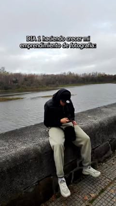Instagram Reel by @elcuerdosebasz, published May 18, 2026. Soy fotografo ? #humor #calle #broma
