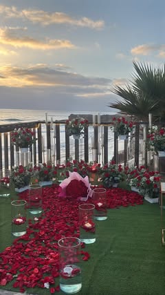 Instagram Reel by @sunset_teepees, published Jun 3, 2026. POV: tu propuesta es en un jardín de flores rojas en el atardecer ?❤️ Nuestro paquete “eterno jardín”…