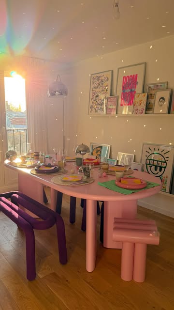 Instagram Reel by @interiorbytim, published May 25, 2026. ENFIN LA TABLE ROSE ??✨ Depuis le temps que vous me demandiez, la voici !! ? Bon puis désolé sur le t…