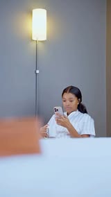 Instagram Reel by @khvdija_officiel, published May 30, 2026. Les longues journées méritent toujours une bonne routine du soir. De mon côté, je termine avec l’E…