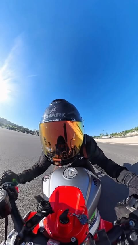 Instagram Reel by @polskaride, published May 26, 2026. Le badge télepéage à moto ça change la vie !