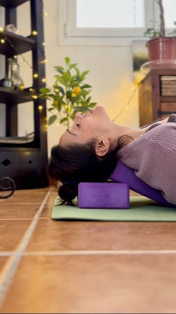 Instagram Reel by @elena_eivissayoga, published May 2, 2026. ¿Sientes el cuello cargado después de todo el día frente a la pantalla? ?️ Esta postura con bloque…