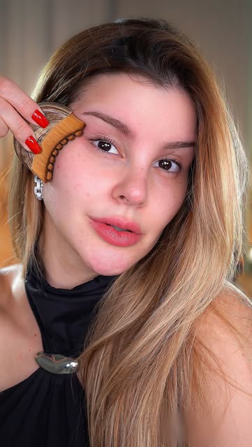 Instagram Reel by @lua_andrad, published Mar 23, 2026. Uma plástica de lifting facial em segundos e por 15 reais ? Achei babado e já aderi no meu skincare, viu…