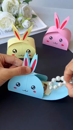 Instagram Reel by @7485nehacraft, published May 26, 2026. Colour paper say gift Kesai banatai hai #diycraft #papertikli #craftideas #papercraft #shorts