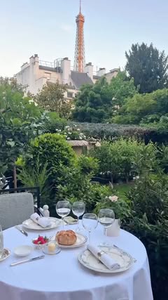 Instagram Reel by @manger.parisien, published May 28, 2026. C’est sans doute la plus belle terrasse parisienne, cachée dans le célèbre hôtel du Shangri-La Et q…