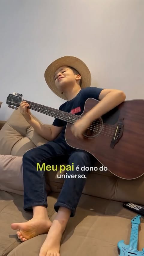 Instagram Reel by @eliezerfilhobaterista, published May 29, 2026. ? Tocando violão e cantando com muito carinho pra vocês! Tem músicas que abraçam a alma e toc…