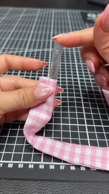 Instagram Reel by @alejandramezadiy, published May 24, 2026. Uno de esos trucos de costura que te hacen preguntarte por qué no lo intentaste antes ?✂️ Voltear…