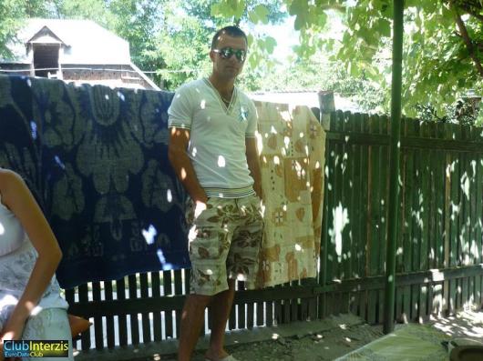 bruneth_cu_ochi_verzi