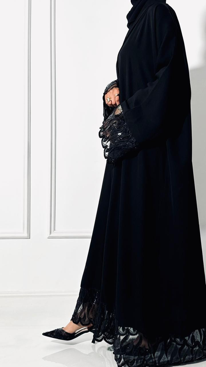 عباية مطرزة بلمسة فخامة