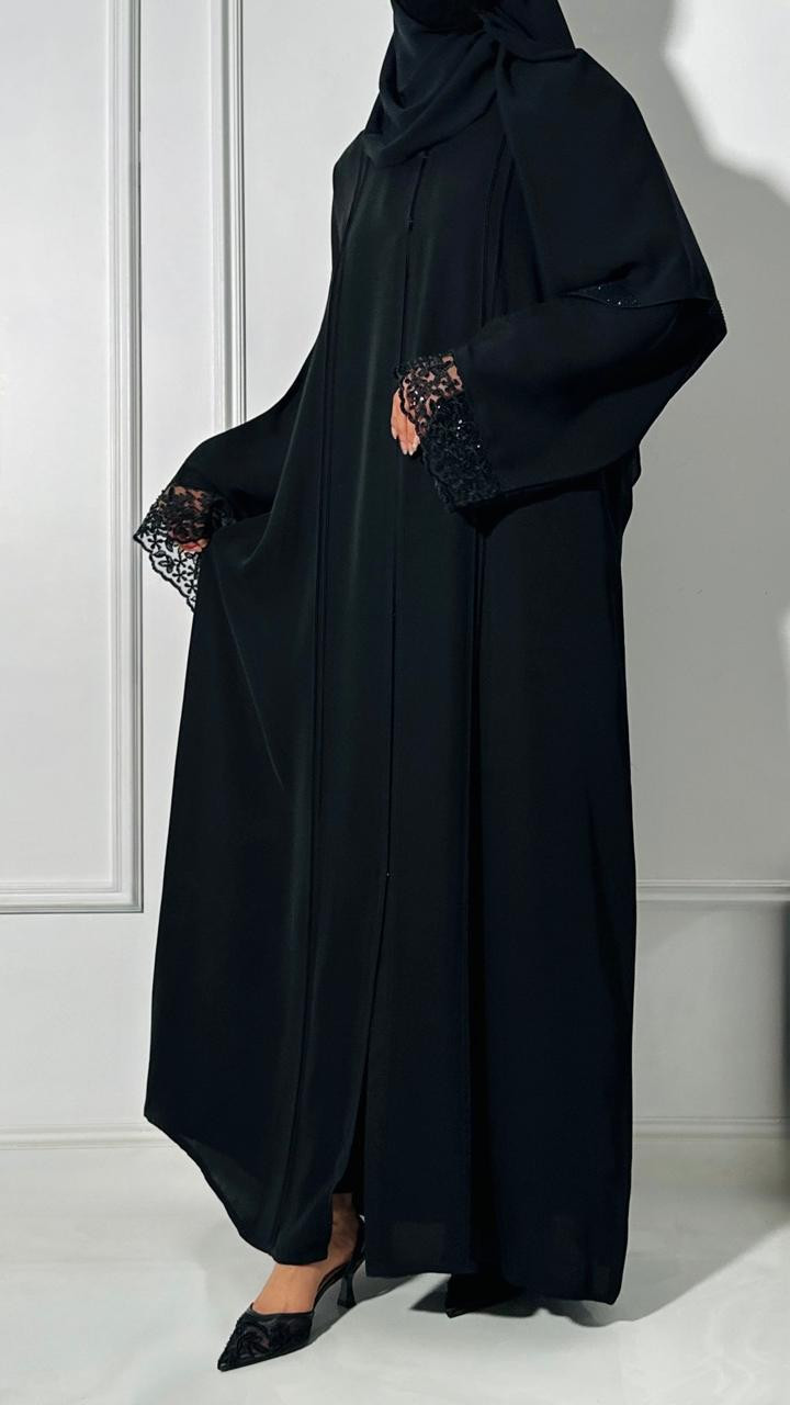 عباية سوداء بأكمام مطرزة