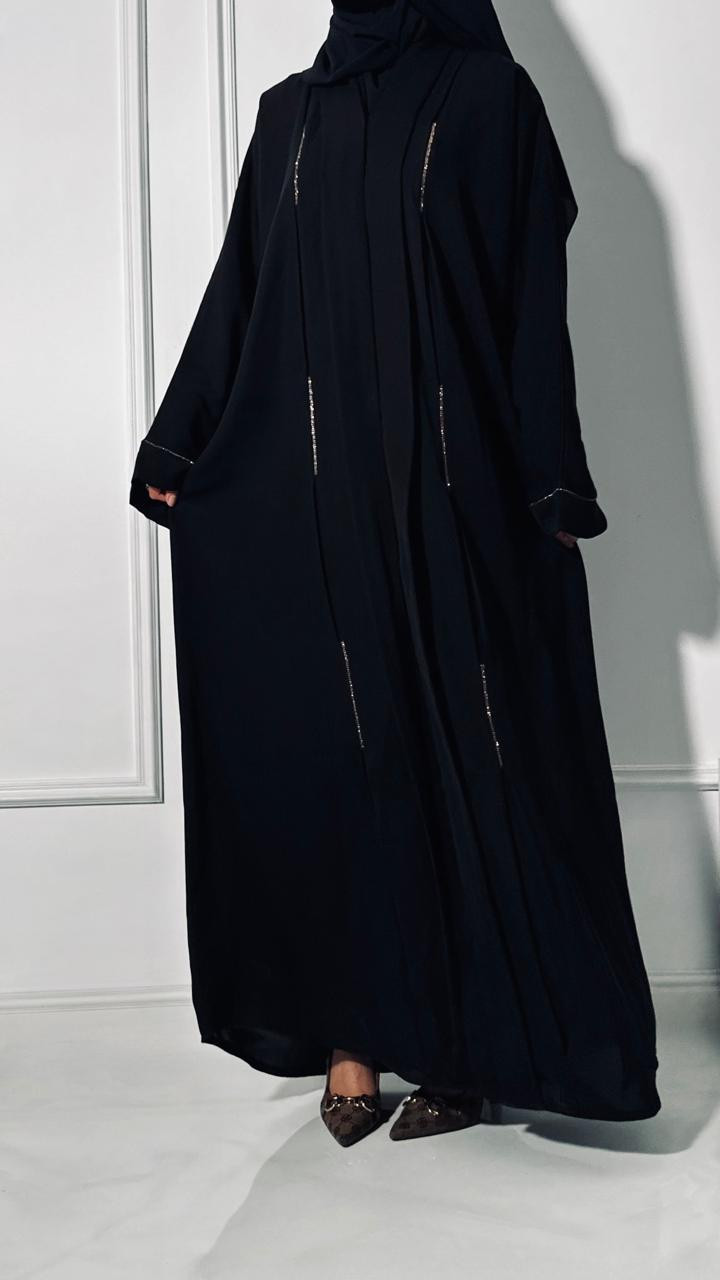 عباية سوداء بتصميم بسيط