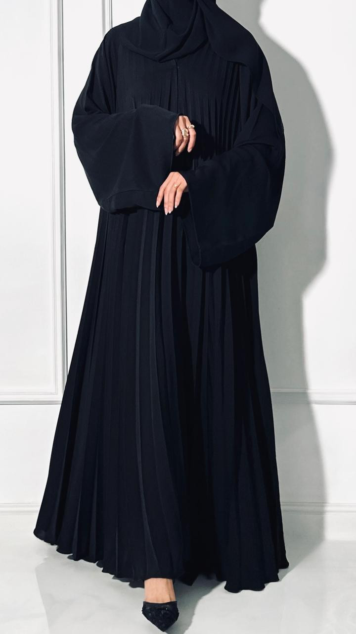 عباية سوداء بكسرات ناعمة أنيقة للنساء في السعودية.