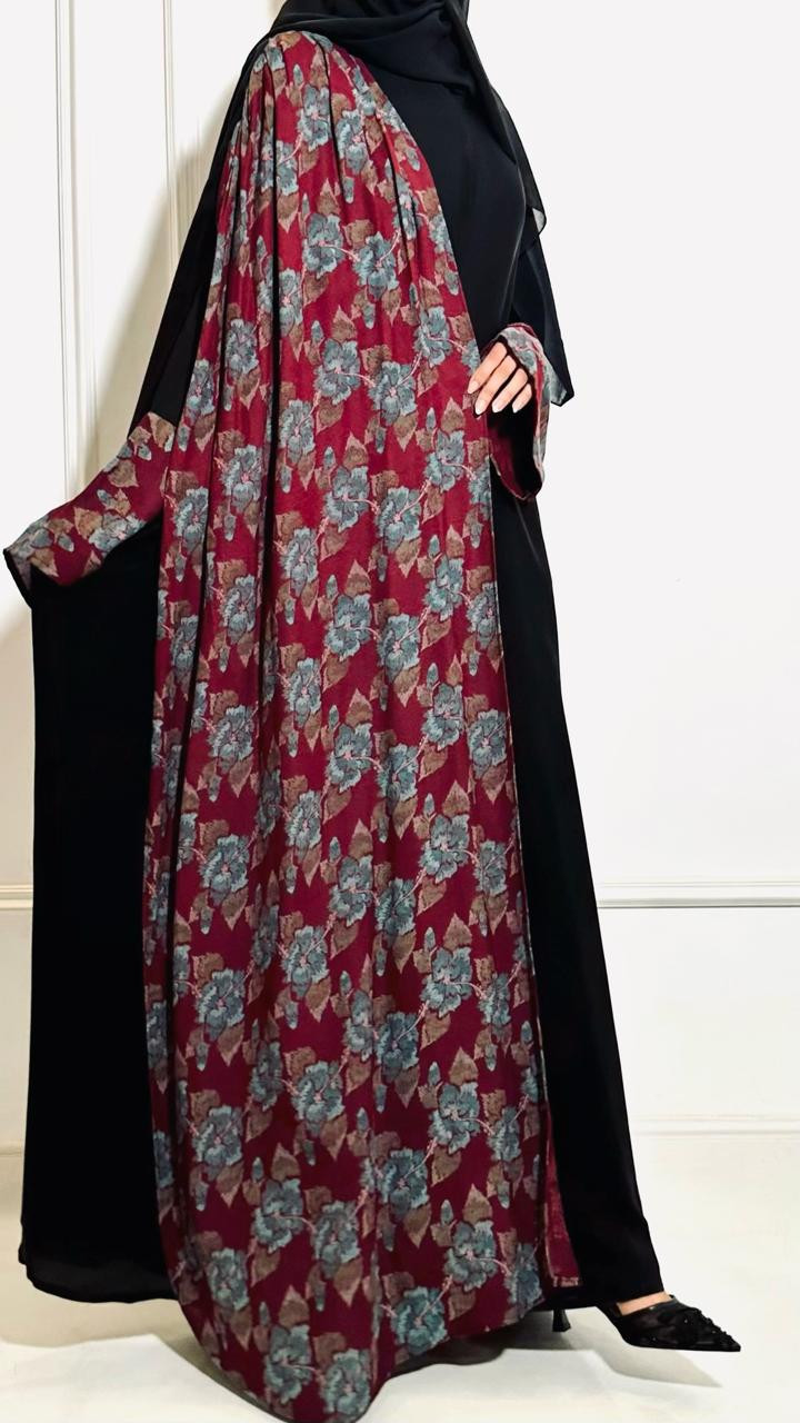 عباية سوداء بتصميم وردي ملون