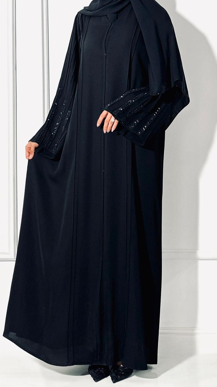 عباية مطرزة بتفاصيل ناعمة