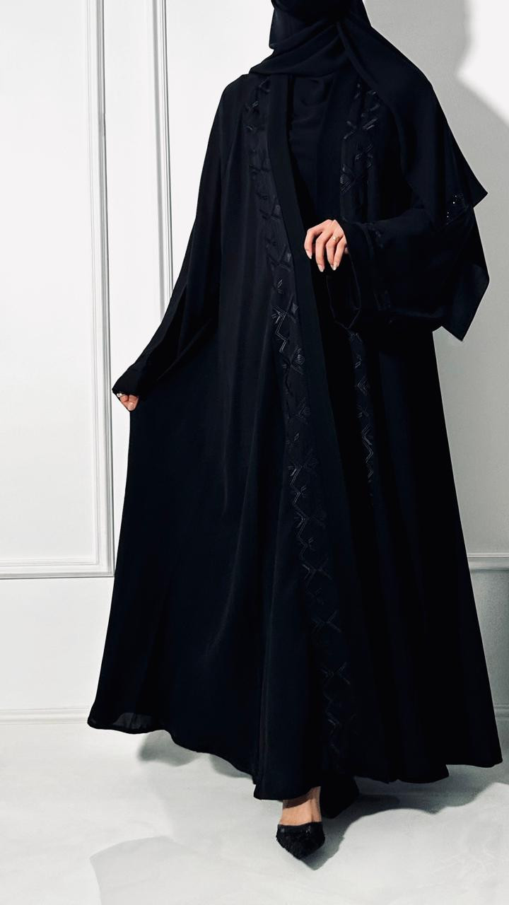 عباية سوداء بقصة واسعة