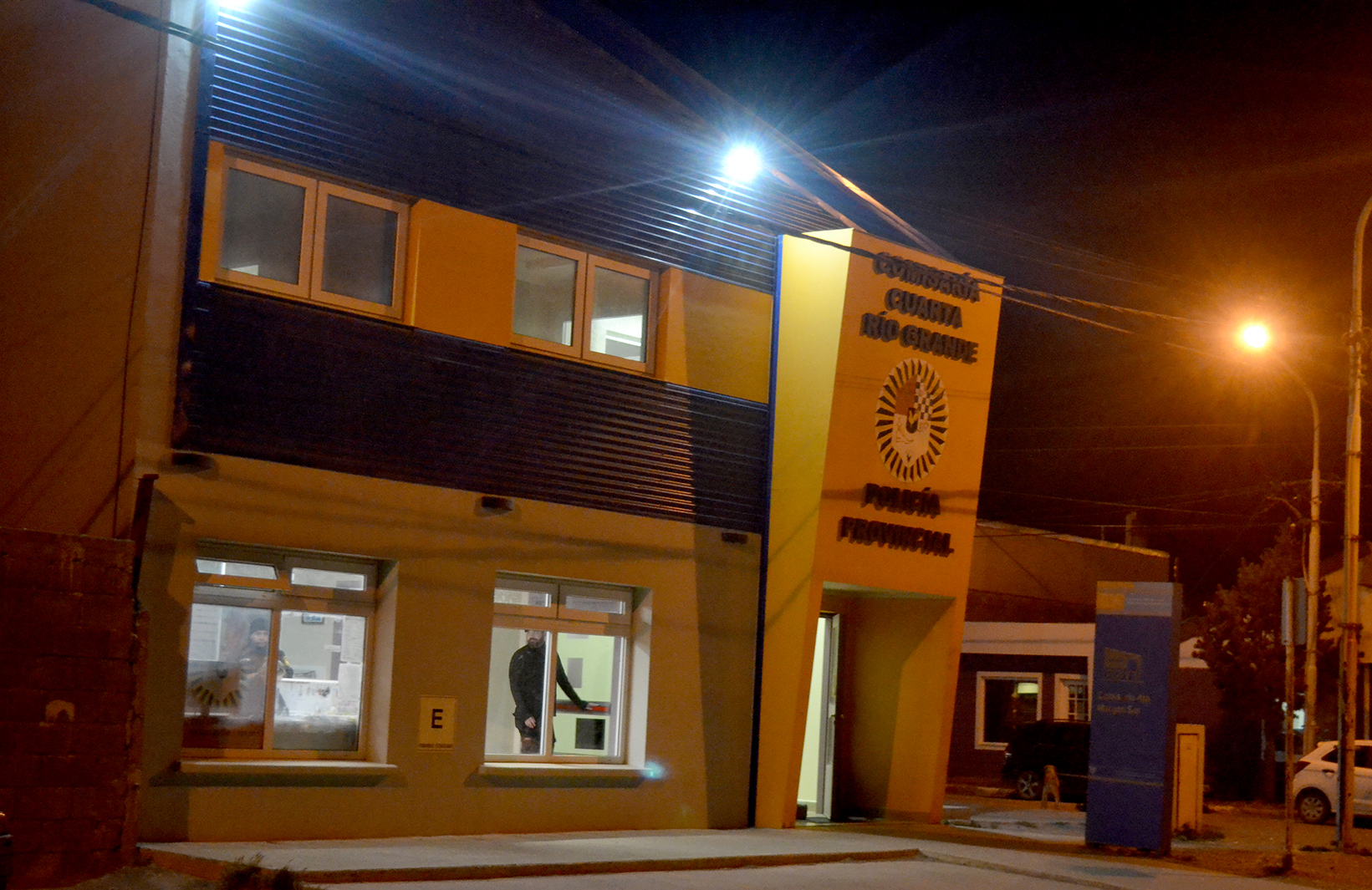 Detienen a un hombre por violar restricción y agredir a un policía