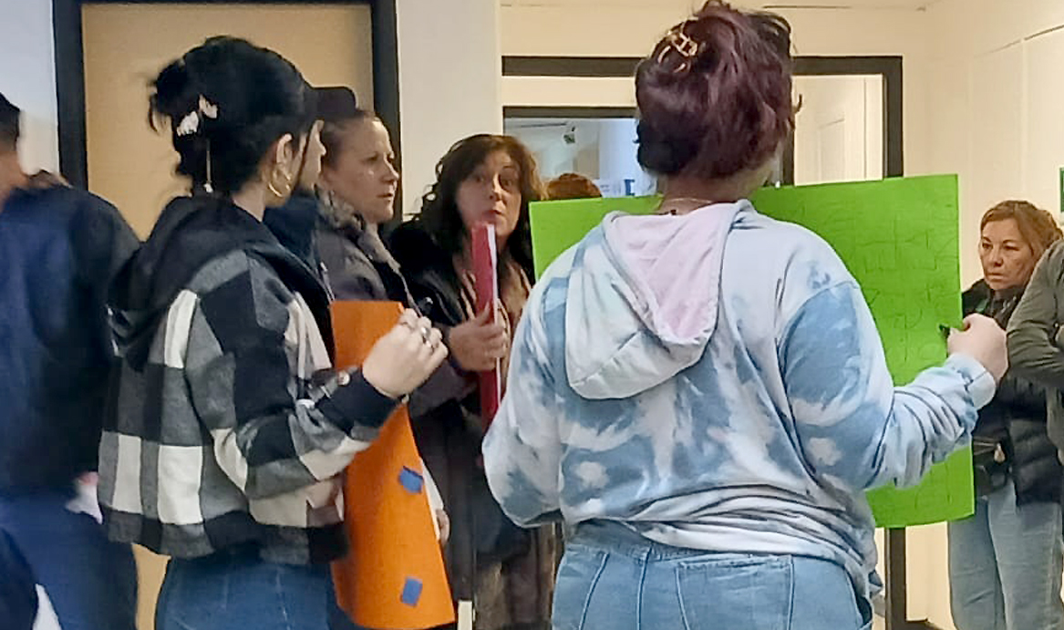 Protesta frente al Juzgado de Familia que conduce Marina Montero