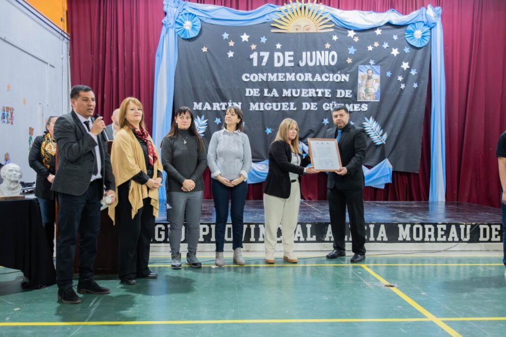 El Colegio «Alicia Moreau de Justo» presentó su bandera institucional