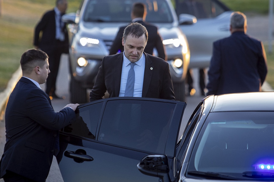 Exigen que Adorni también deje su cargo en el directorio de YPF