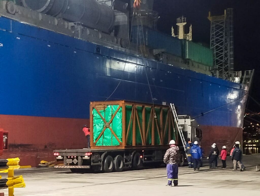 Comenzó el operativo de descarga y transporte del equipamiento de la nueva usina de Ushuaia