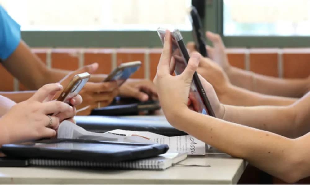 El 59% de alumnos de tercer grado ya cuenta con un teléfono personal