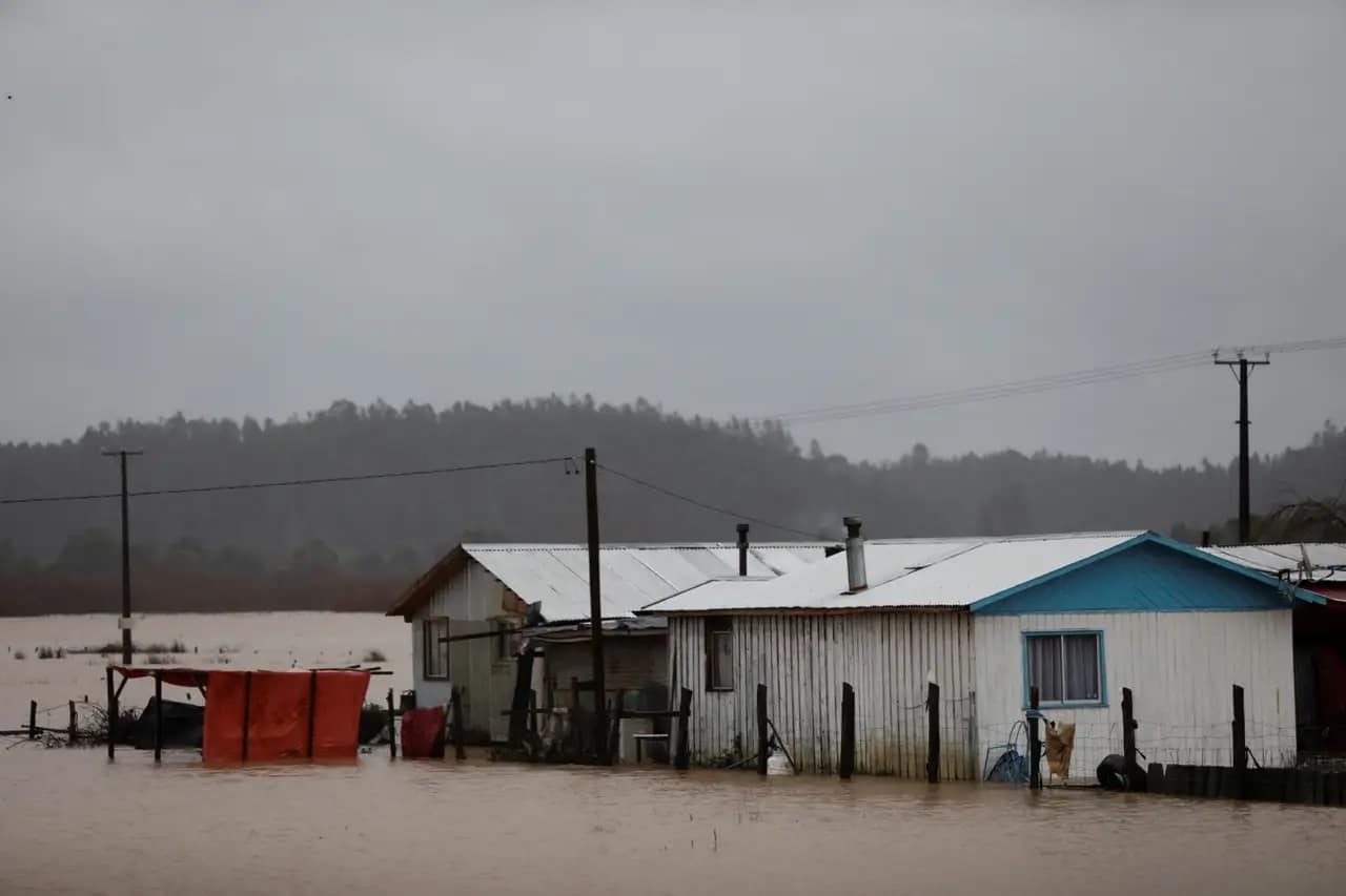 Temporal en centro-sur de Chile deja 56 viviendas dañadas y más de 18.000 clientes sin luz