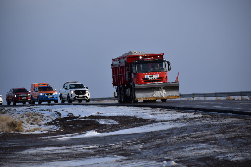 Vialidad Nacional ejecuta sobre la ruta 3 tareas preventivas y paliativas de despeje de nieve