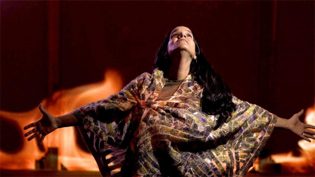 Gabriela Carel estrena «Retumbo del Fuego» con un videoclip sobre incendios forestales de la Patagonia