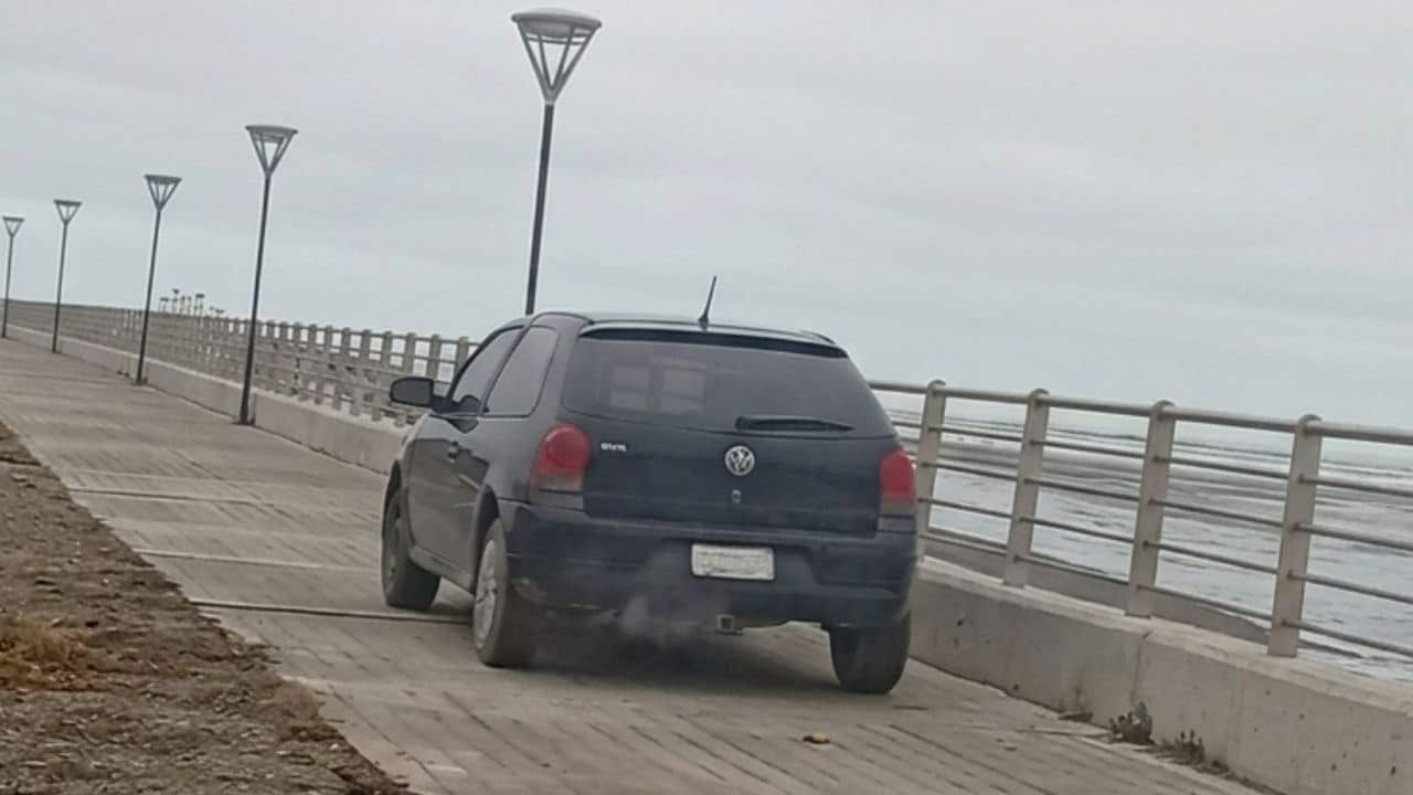 Un vehículo ingresó a la bicisenda y arrojó escombros en un lugar no habilitado