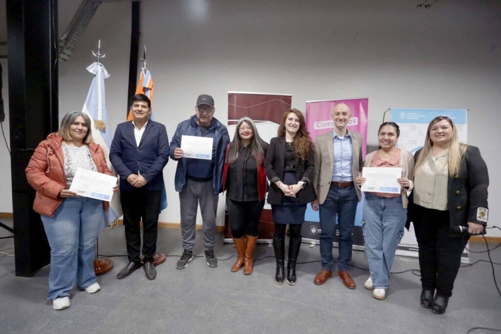 “De la Idea al Negocio”, entregaron certificados