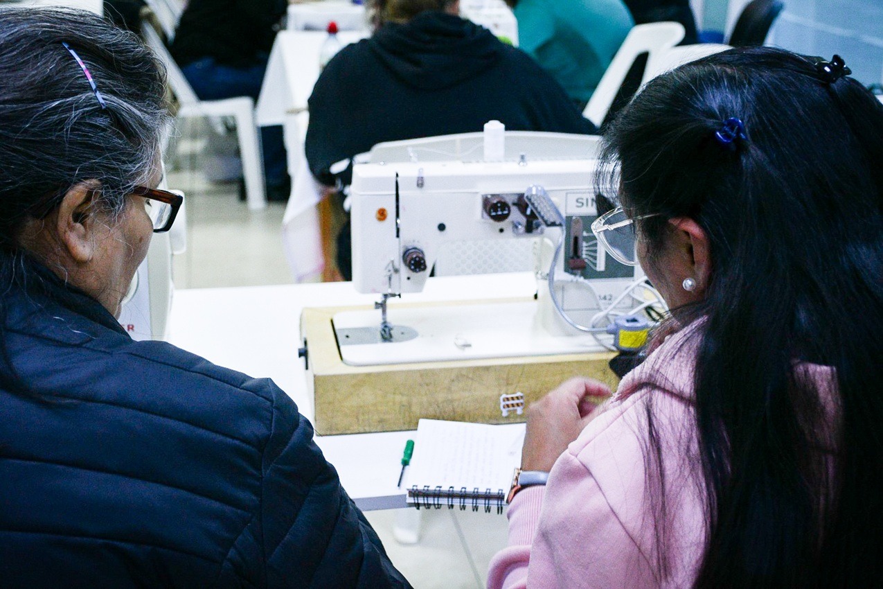 Exitoso taller de mantenimiento de máquinas de coser en el CCNA Ushuaia