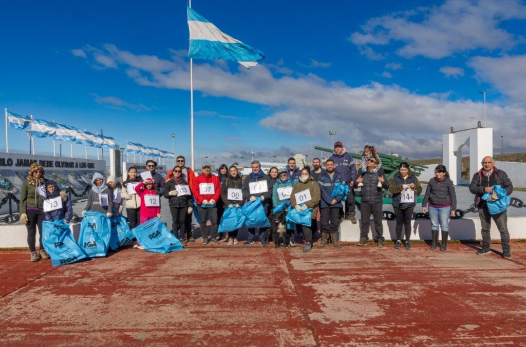 Vecinos y vecinas realizaron una jornada de plogging en la costa de la ciudad