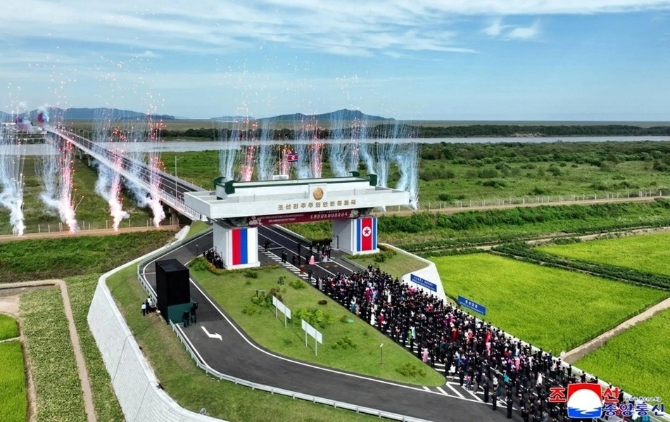 Inauguraron un puente que une Corea del Norte con Rusia